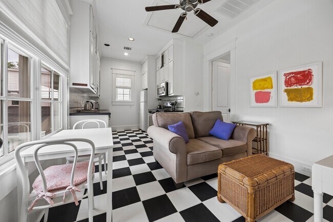 Photo - 1819 Banks St