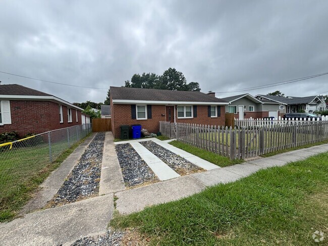Building Photo - Charming 3 Bedroom 1 Bathroom Brick Ranch ... Rental
