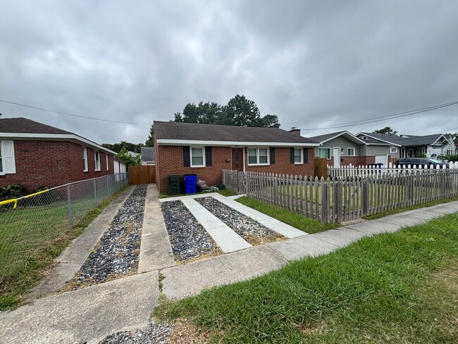 Charming 3 Bedroom 1 Bathroom Brick Ranch ... - Charming 3 Bedroom 1 Bathroom Brick Ranch ... House