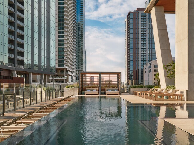 Building Photo - 700 River