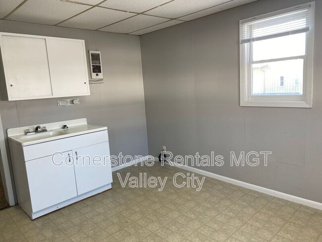 Photo - 405 2nd St NE