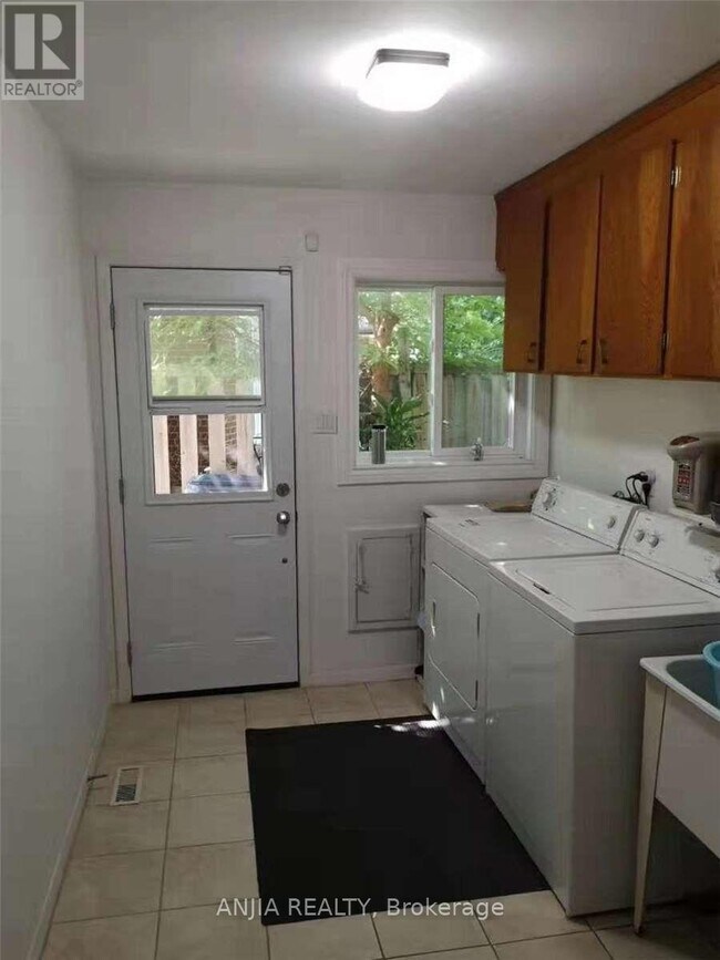 Photo - 158 Kingslake Rd