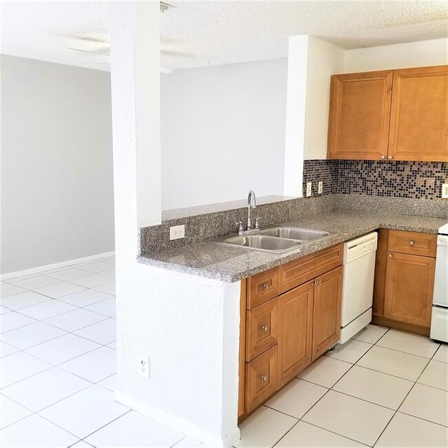 Photo - 11403 NW 35th St Unidad 11403 NW 35th St