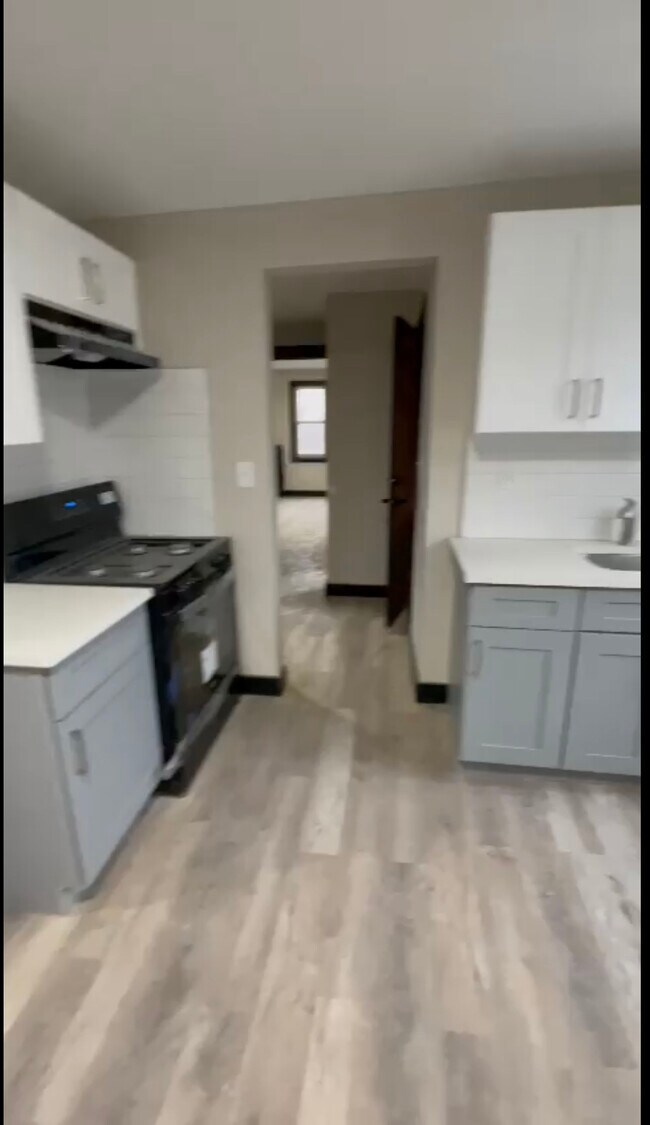 Photo - 125 Wegman Pky Apartments Unit 3