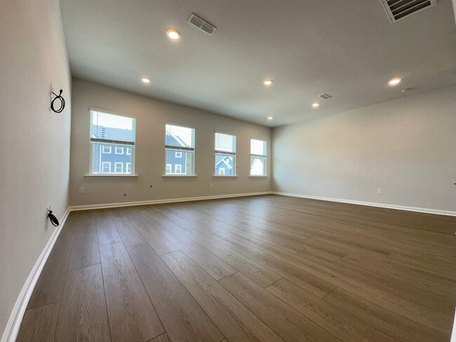 Building Photo - 2801 Farmhouse Dr