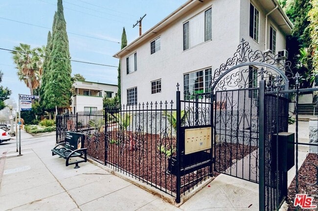 Photo - 2401 Beachwood Dr