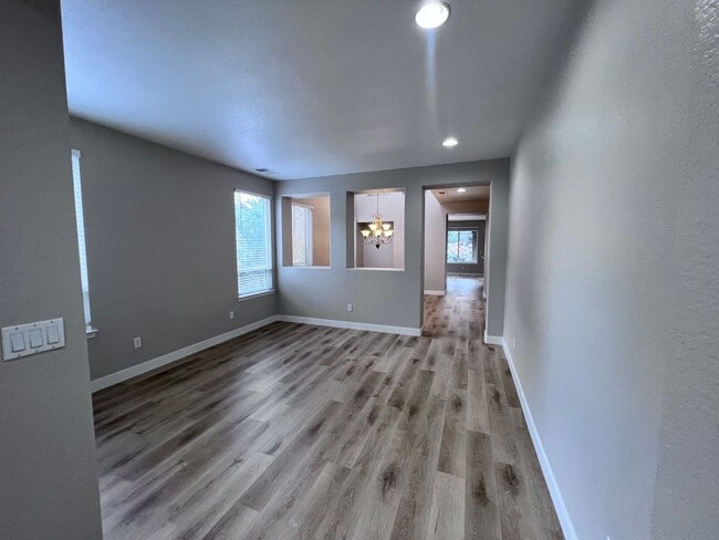 Photo - 590 Roseben Dr