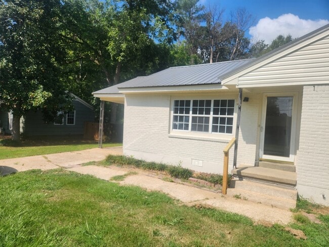 Building Photo - 709 Vassar Dr Rental