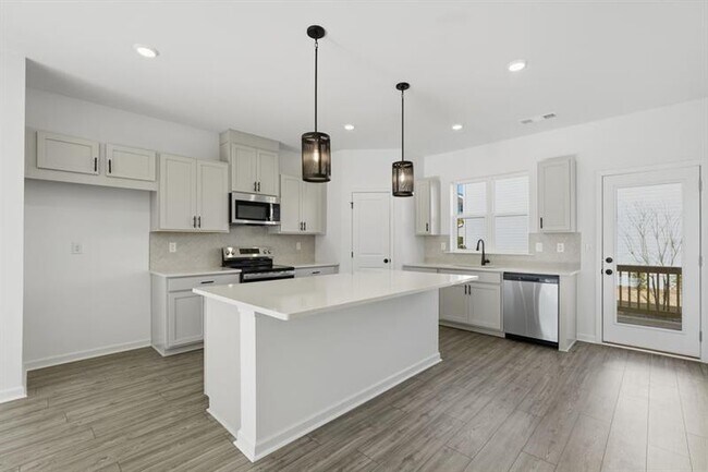 Photo - 6137 Wayburn St