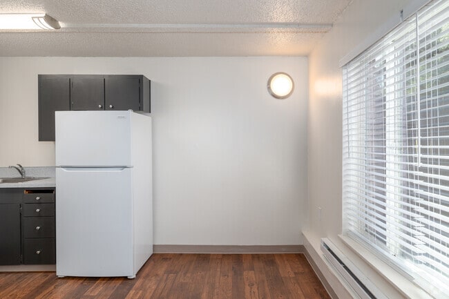 1BR, 1BA - 384SF