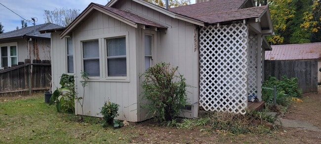 Building Photo - Charming 1 Bedroom Home With Bonus Area