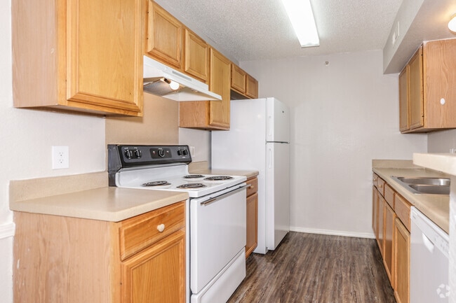 2BR, 2BA - 908SF - Kitchen - Claremore Creek
