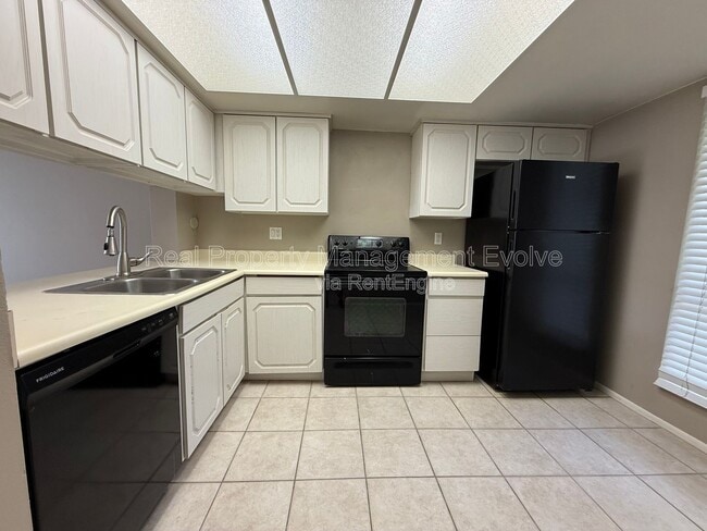 Photo - 815 E Grovers Ave Unidad 24