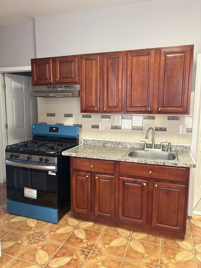 Photo - 13 E 15th St