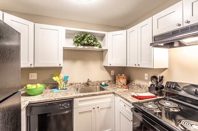 1BR, 1BA - 720 SF