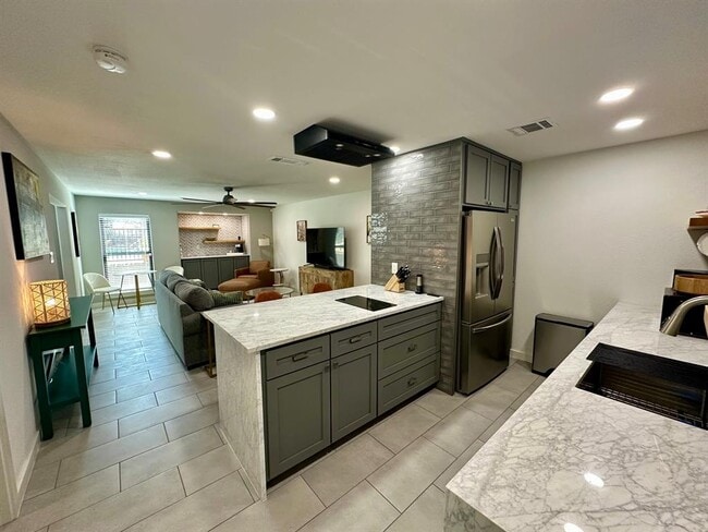 Building Photo - 1510 W N Loop Blvd Unit 1113 Rental