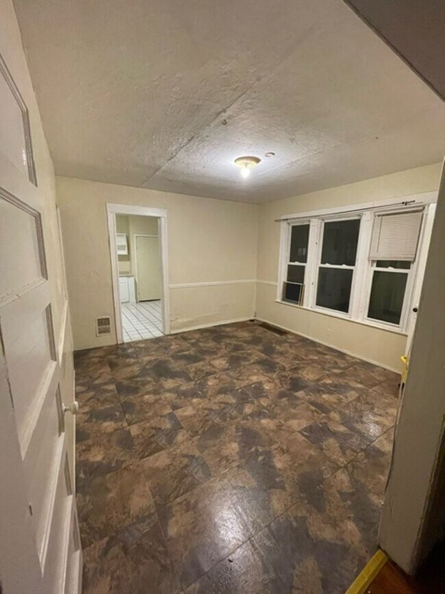 1214 Warner Apartment Unit 12 warner Street Rochester, NY