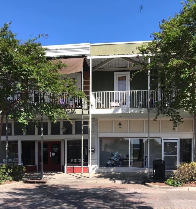 Front of Building - 1512 Walnut St Apartments