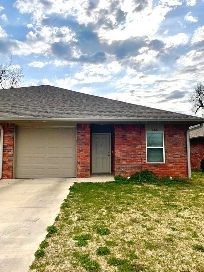 Building Photo - Emerson Duplex - B Unit 3223 N. Emerson