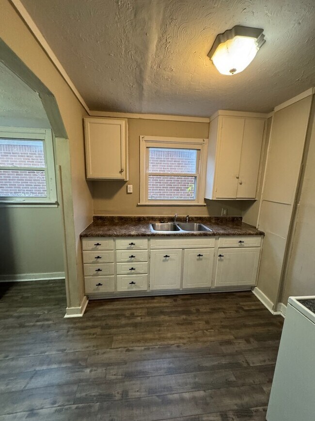 Photo - 1024 Leslie St