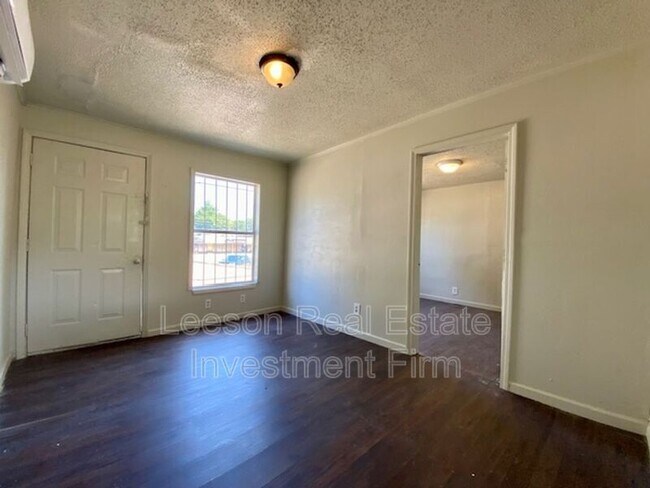 Photo - 517.5 Stoner Ave