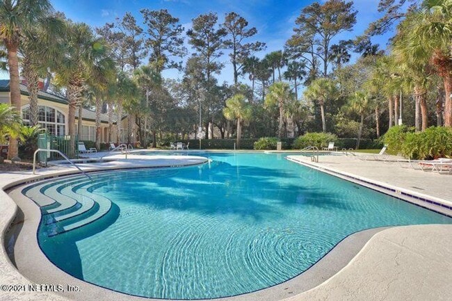 Building Photo - Condo Close to the Beach
