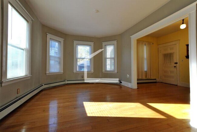 Building Photo - Great Value- Spacious Brighton 3-bed/1 Bat...