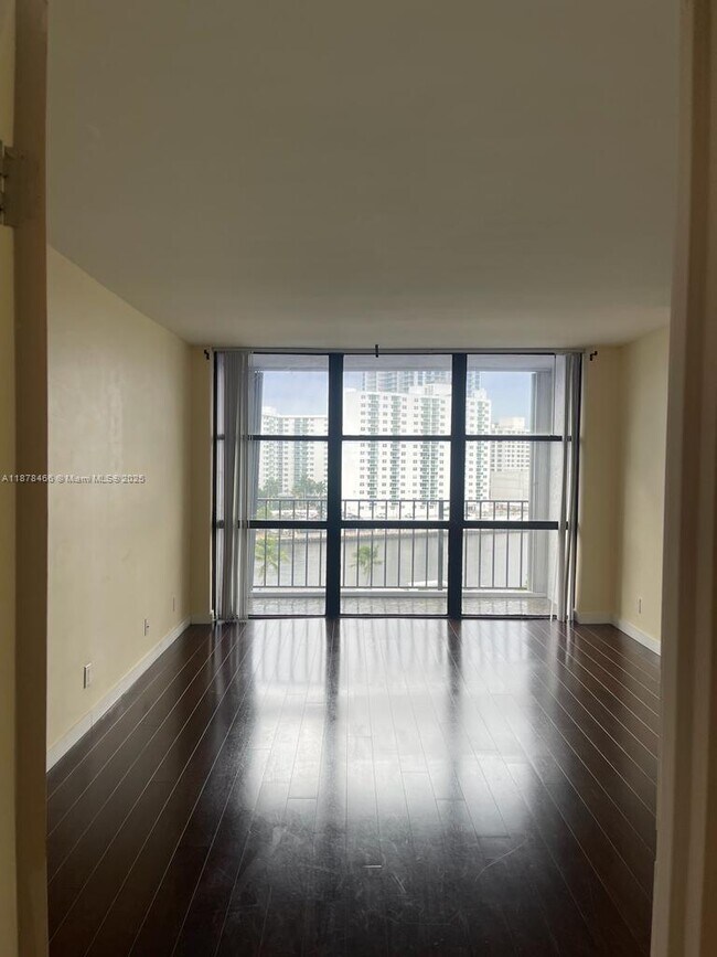 Photo - 1000 Parkview Dr Unit 926