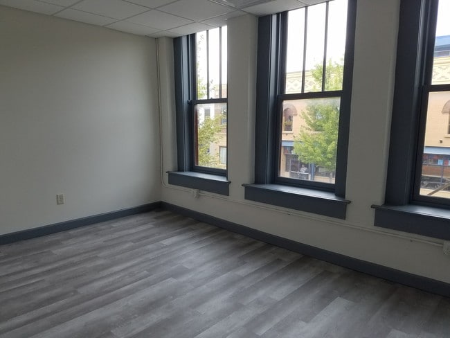 Front Bedbroom - 115 W North St Unit Upper