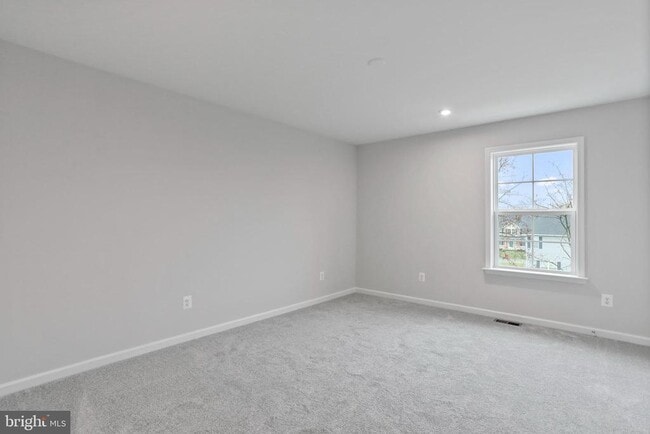 Photo - 274 Ludgate Mnr