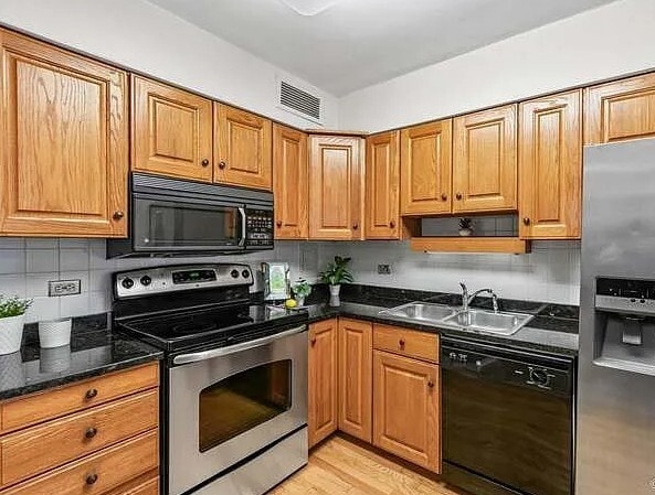 Building Photo - 30 E Elm St Unit 3D