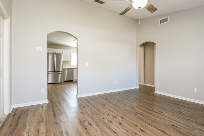 Photo - 208 Bromwich Dr