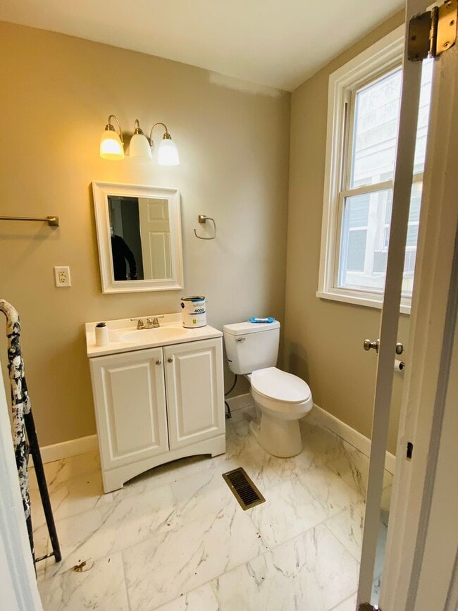 Photo - Very Spacious 5bdrm/2bth Bungalow Located in South Richmond w/Privacy Fenced Back Yard!!