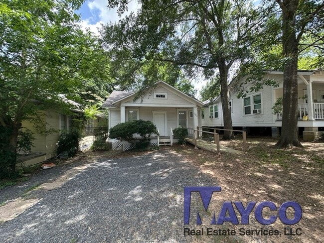Building Photo - 2 bedroom 1 bath house in Highland!