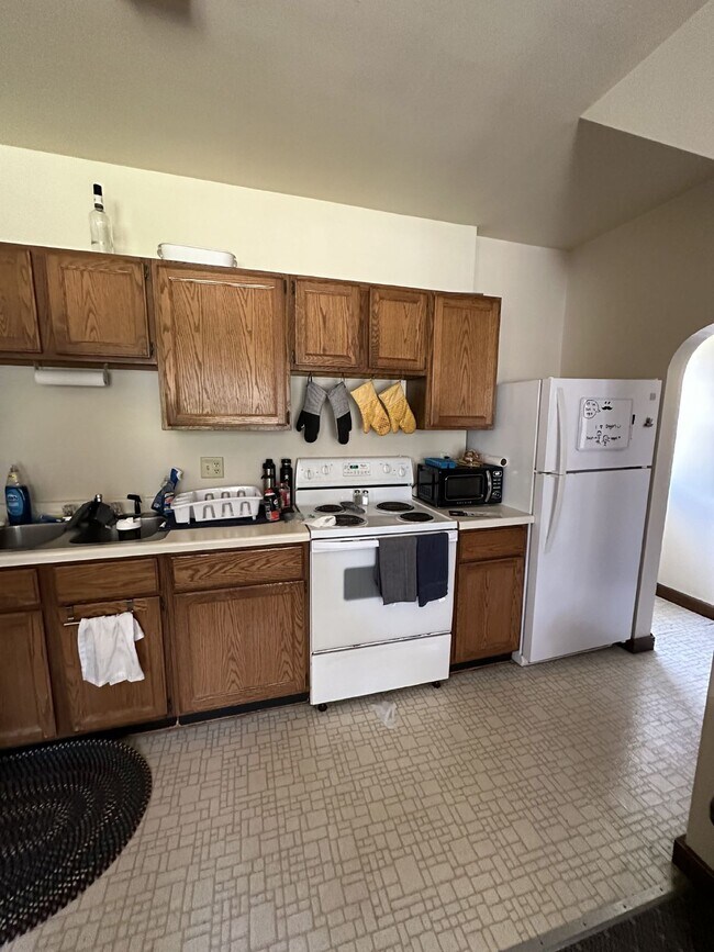 Exciting 3 Bed 1 Bath near UWEC! Available 1st June!