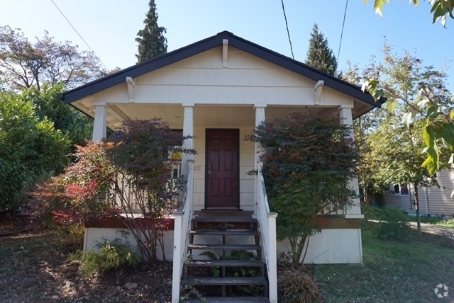 Building Photo - Super Charmer - Small house, big heart!