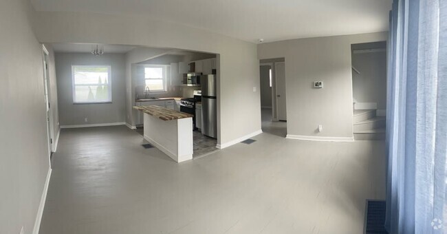 Building Photo - 6952 Beechmont Ave Rental