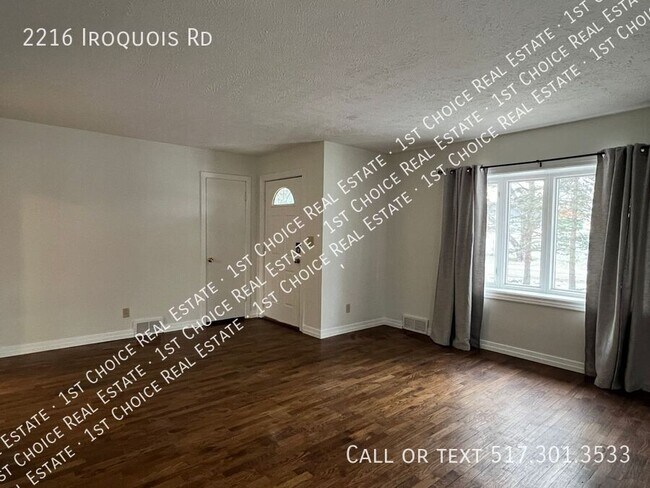 Photo - 2216 Iroquois Rd