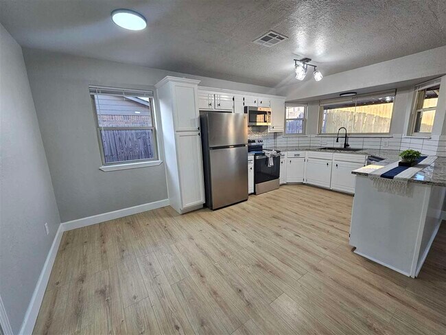 Photo - 6103 SW Oakcliff Ave