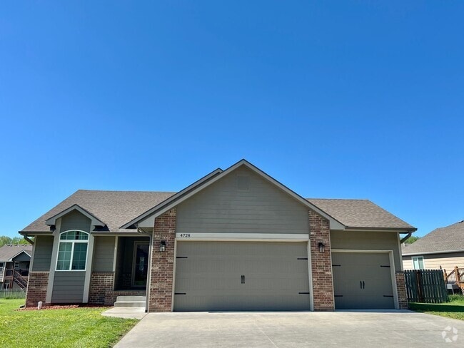 Building Photo - Spacious 4 Bedroom Home in Scenic Meadows ...