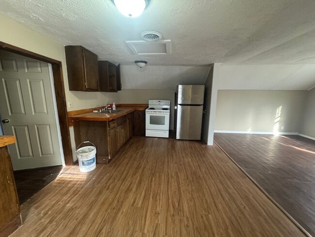 Photo - 212 Depeyster St Unit 2