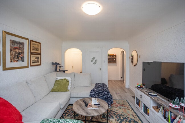 2 habitaciones, 1 baño - 1000 pies cuadrados - Sala de estar - 5612 Hempstead