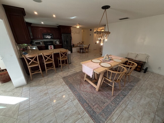 Photo - 8110 Rose Marie Ave E