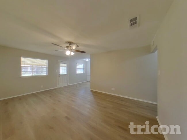 Photo - 729 Hallvale Dr