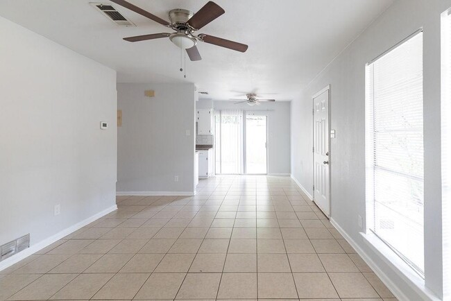 Photo - 203 Northcrest Cir