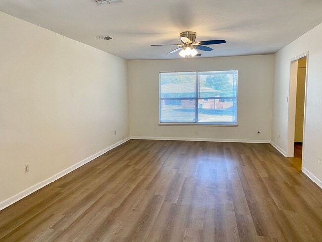 Photo - Spacious 3 bed 1 bath with easy access to ...