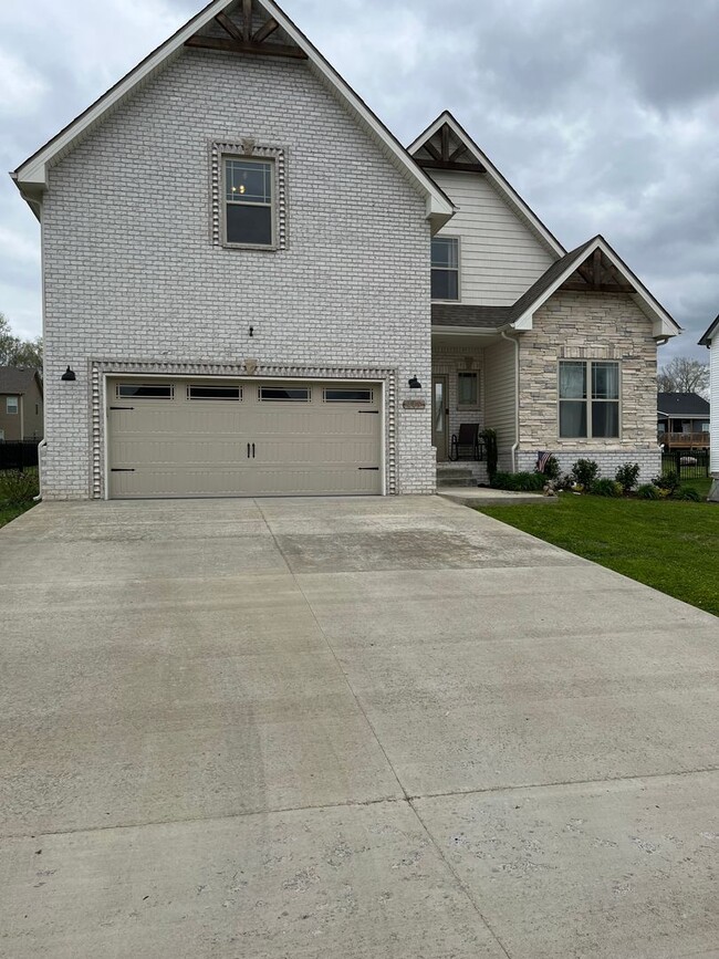 Photo - Georgous Large Open Floor Plan Home with Easy Commute to Nashville