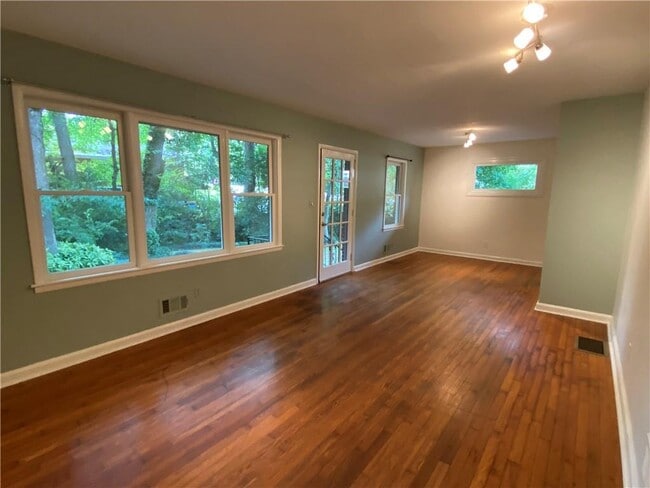 Photo - 1975 Clearwater Dr SE