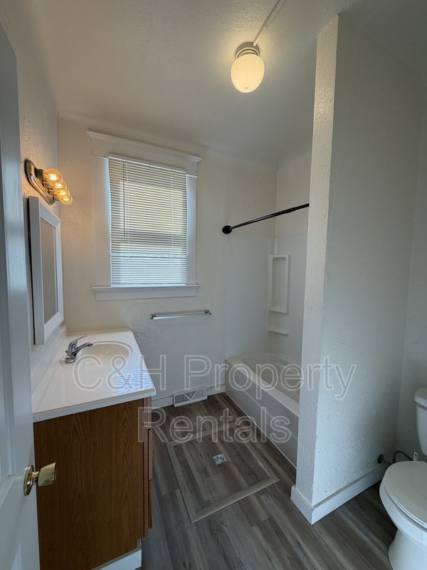 Photo - 32 Custer Ave