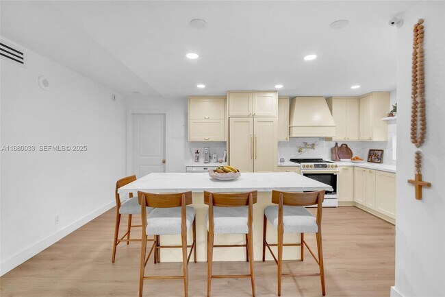 Photo - 17021 N Bay Rd Unidad 206